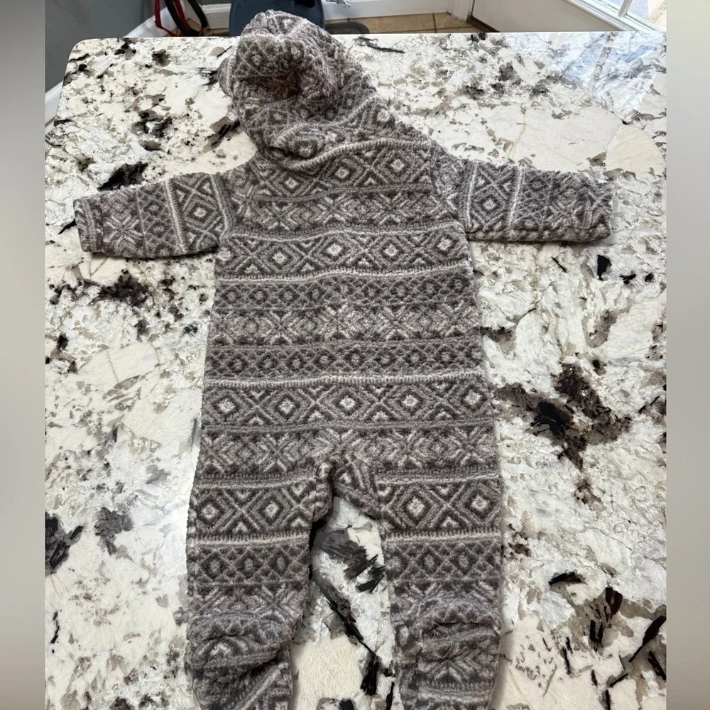 Old Navy gray Geometric Footie one piece 6-12m